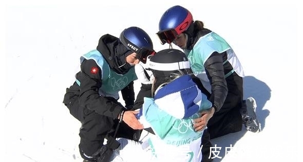 go对手遭绝杀失声痛哭,谷爱凌贴心安慰!前3名拥抱在一起,太暖了