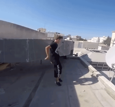 |搞笑GIF:一转身美美哒