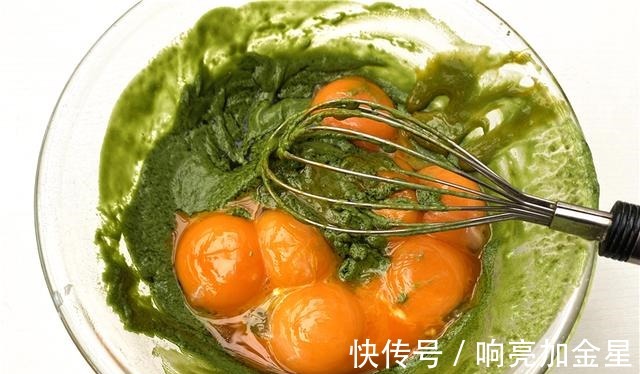 教你不开裂不塌陷，水光肌古早抹茶纸杯蛋糕，步骤详细一学就会！