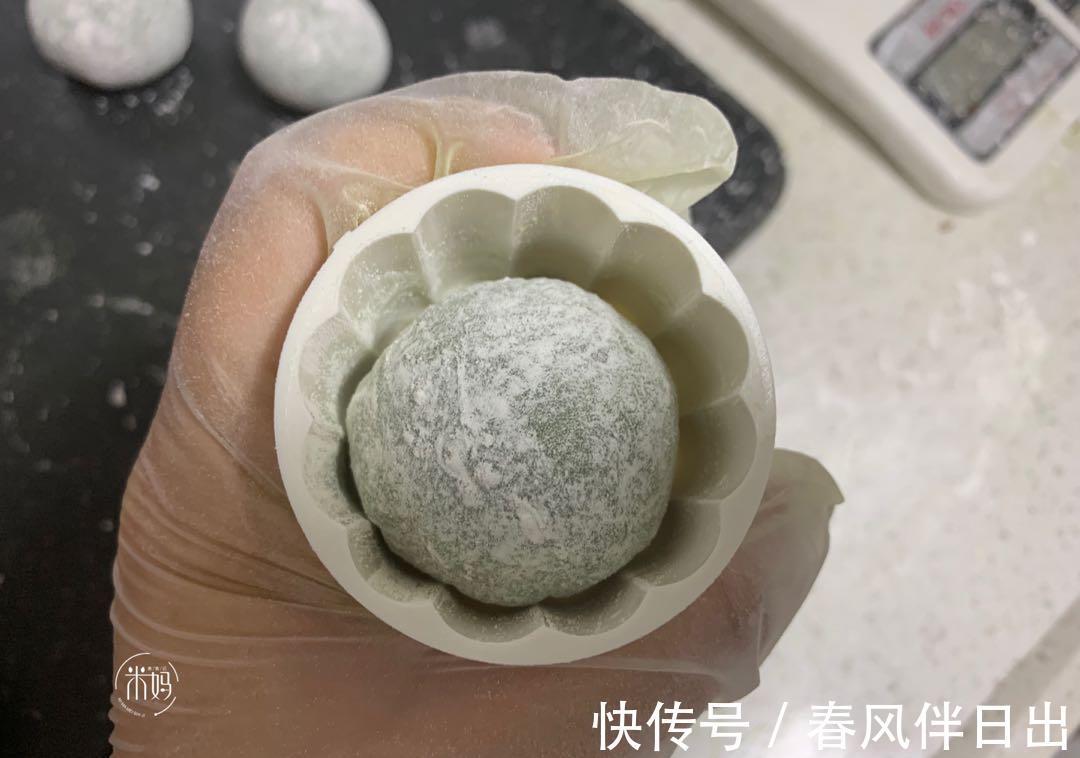 抹茶粉|天热吃这糕点正适合，不烤不炸，冰冷爽口又糯又香，咬一口还爆浆