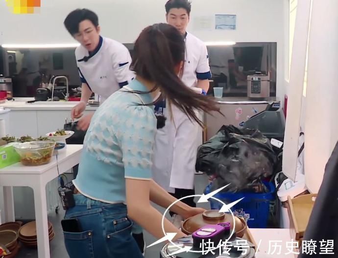楊超越端起砂鍋準備上菜，劉宇寧發現卻立馬阻止，隨后做法太圈粉