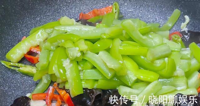 江一舟|炒丝瓜时，先放油就错了，教你饭店做法，丝瓜滑嫩不出水不发黄
