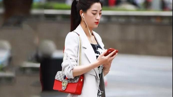 气质|街拍:绑马尾辫的气质少妇,打扮大方得体,成熟优雅气质尽收眼底