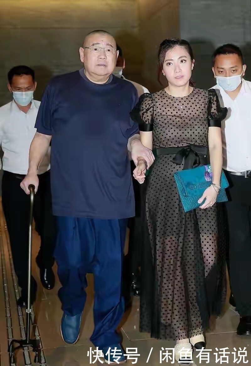 蕾丝|甘比终于有了“贵妇感”,蕾丝衫配高腰裙优雅自信,气质越来越好