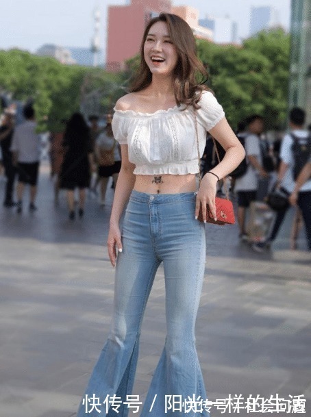 气质 为了彰显贵妇的气质,把“小船”当鞋穿,美女够自信的