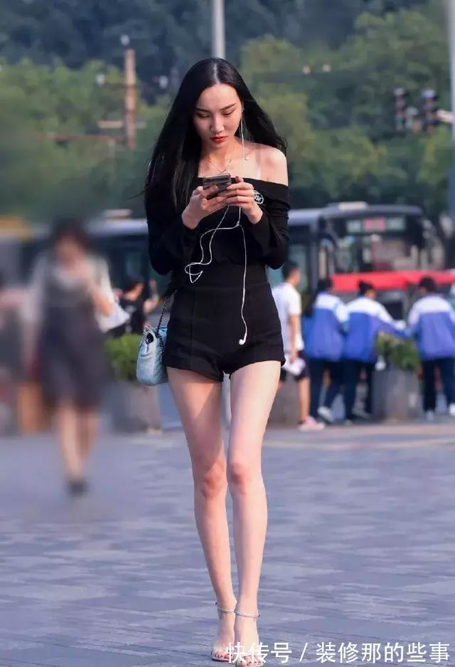 中长发 美女脚上半透的丝袜,搭配一双尖头高跟鞋,走路都充满着魅力