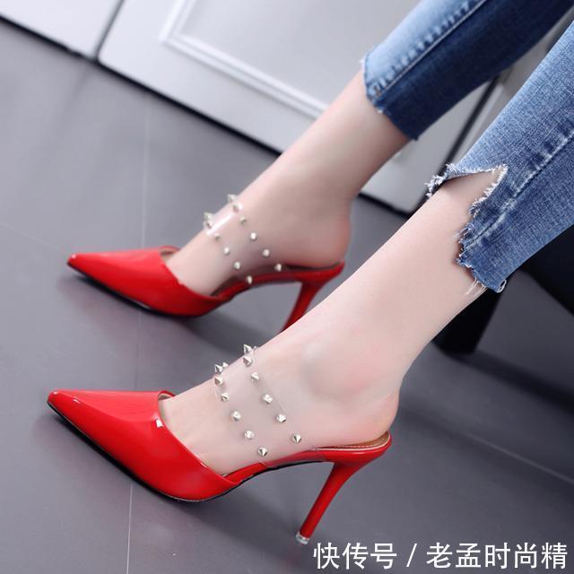 一双能够瞬间提亮整体搭配的高跟鞋,就是你摆脱搭配困难的救星