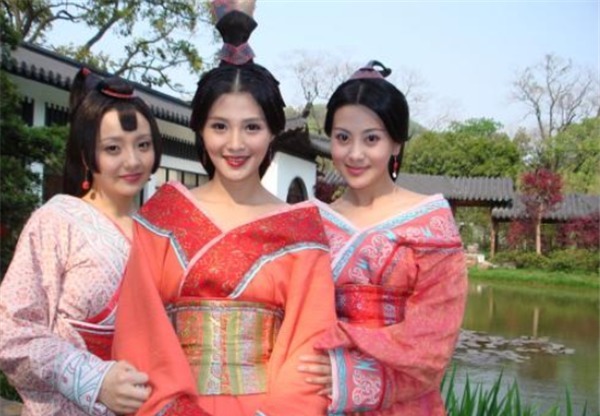 妃子|皇帝打猎遇野熊,侍卫都惊慌逃命,妃子只身挡住,皇帝:你不怕吗