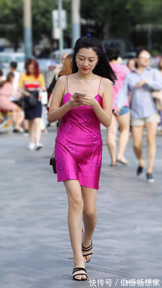 气质 粉色吊带连衣裙搭配黑色粗跟凉鞋,优雅端庄,气质惊艳