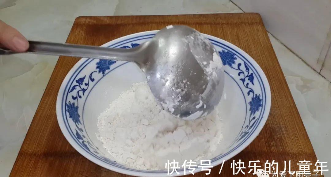 蕉叶不要买着吃了，教你一种新吃法，焦脆香甜，全家老少都抢着吃