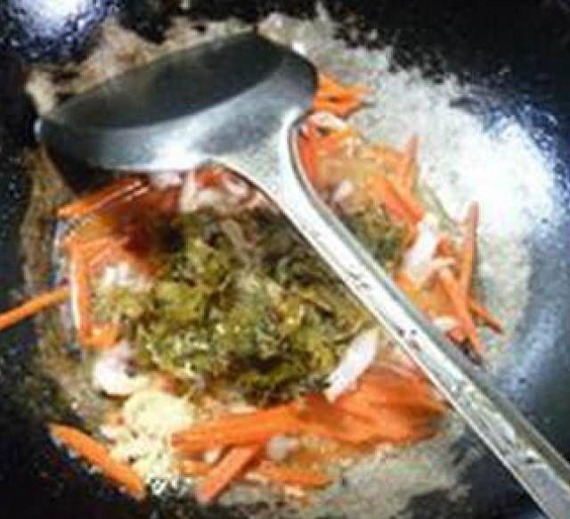 炒胡萝卜简单可口，都是在餐馆里做的，一眼就好吃了