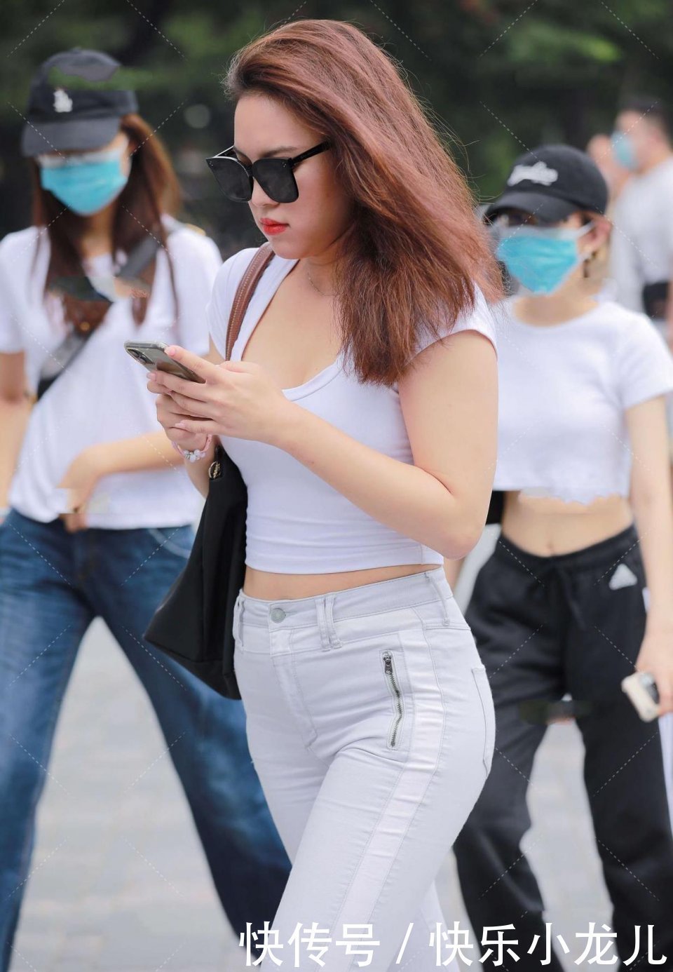 小姐姐 小姐姐笑起来好甜啊,这才是女人该有的身材!下班后一起吃个饭吧