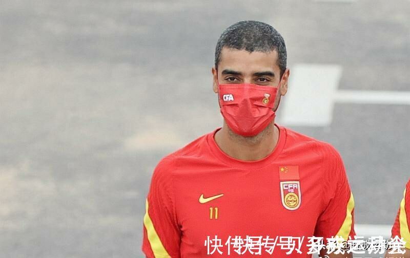 国足|日本混血球员阿道,火速归队!赵震:我担心国足教练组被吓怂了
