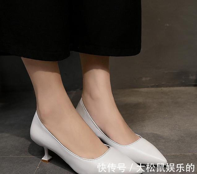 中空珍珠凉鞋女 女生别只会穿平底鞋,现在更流行穿“猫跟鞋”,显气质还不累脚