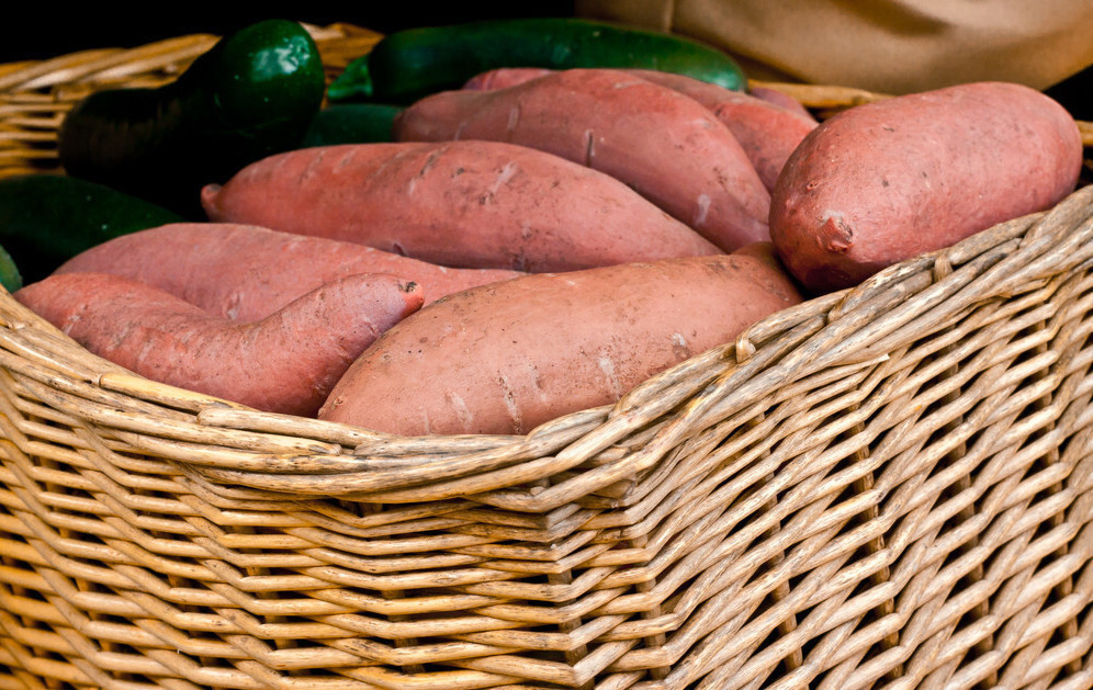 家庭|家庭保存红薯的实用方法,一个纸箱就搞定,放一年不坏,越放越甜