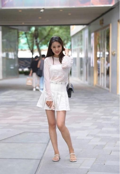 牛仔裤 穿着卡其色,时尚而老成,充满高级感