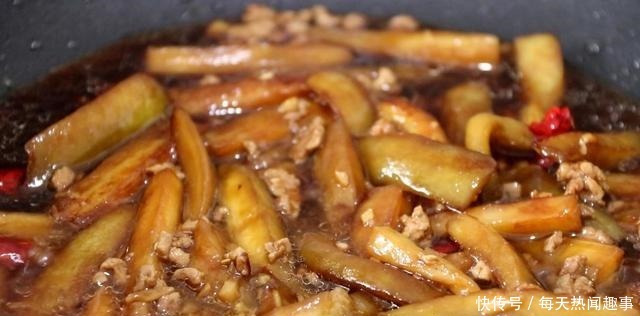 1根茄子,一块猪肉,这是茄子肉末焖面的做法,真好吃