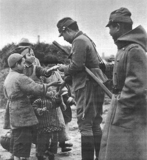 教科书|抗日期间,日军为何喜欢给小孩糖吃?你看日本教科书都写了啥