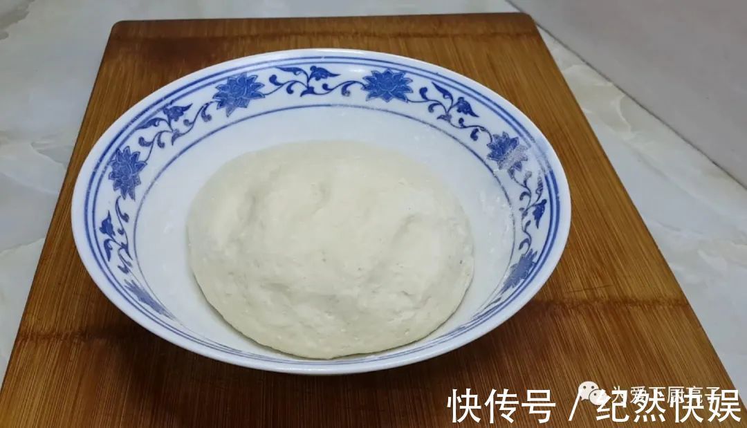 以后鸡蛋饼就这么做，教你简单做法，个个鼓大泡，一次成功不失败