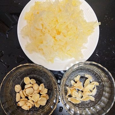 莲子银耳羹|牛奶银耳莲子羹