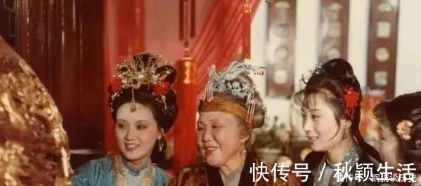 林黛玉#贾府中秋团圆的宴席上,这一幕深深刺痛林黛玉,她中途离席了