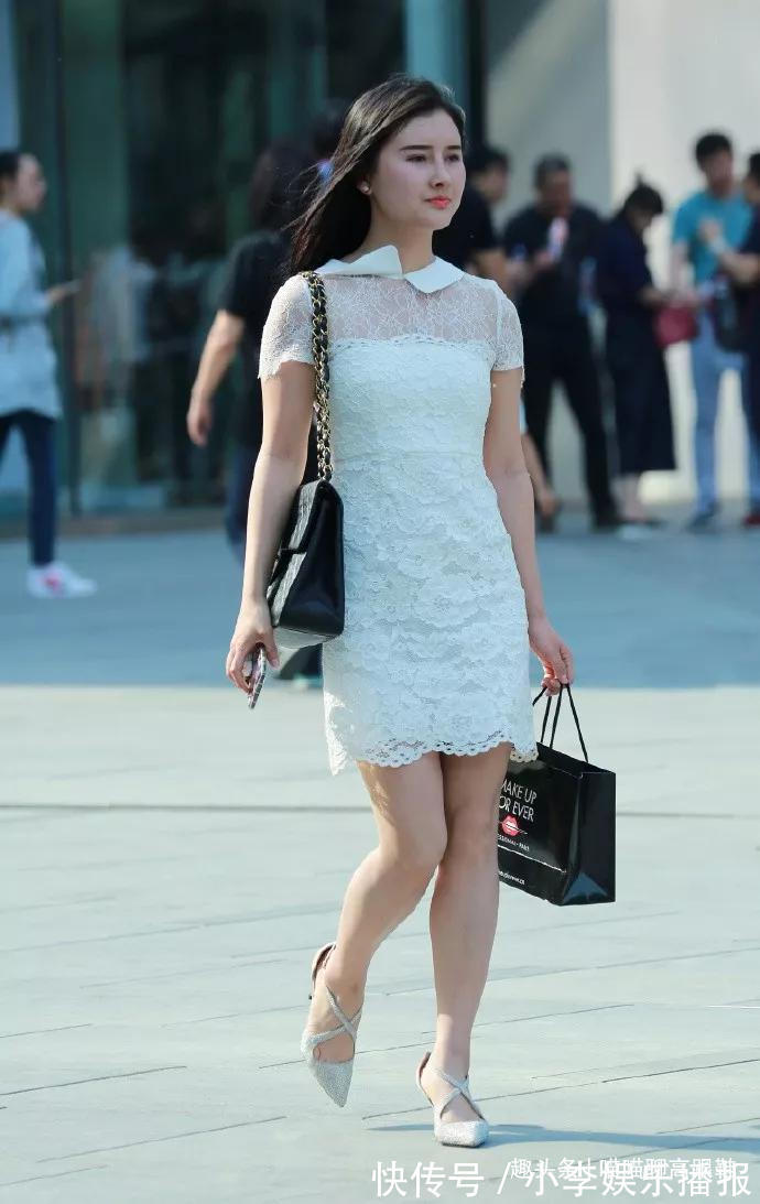 搭配 美女脚上穿着一双尖头的高跟鞋,优雅的交叉绑带让她显得更有气质