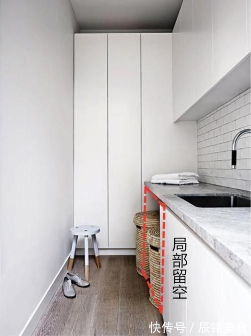 家政区|这谁能如此聪明,洗衣柜下面留空一格,洗衣服做收纳太实用方便了