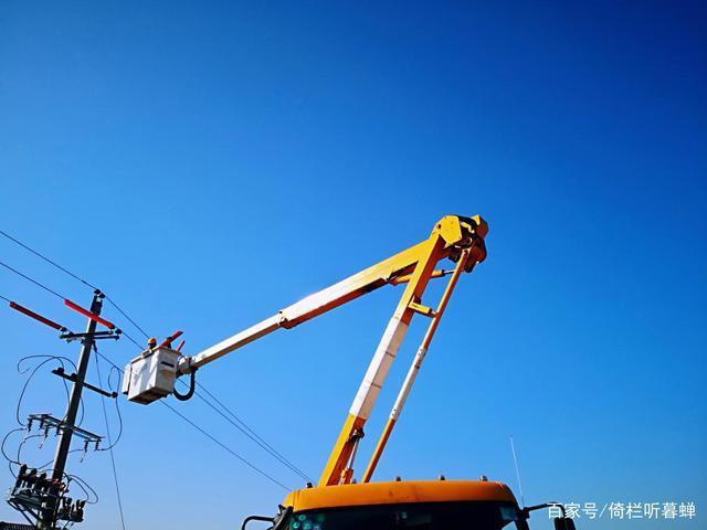 《七绝.初冬印象》霜染苍茫已入冬,枝条飞叶落无穷