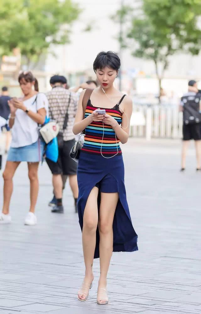 白衬衫|时尚清新的小姐姐,蓝色牛仔裤搭配白衬衫,充满青春活力的气息
