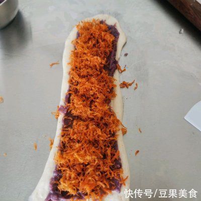 肉松|一吃就上瘾的#蛋趣体验#芋泥肉松餐包