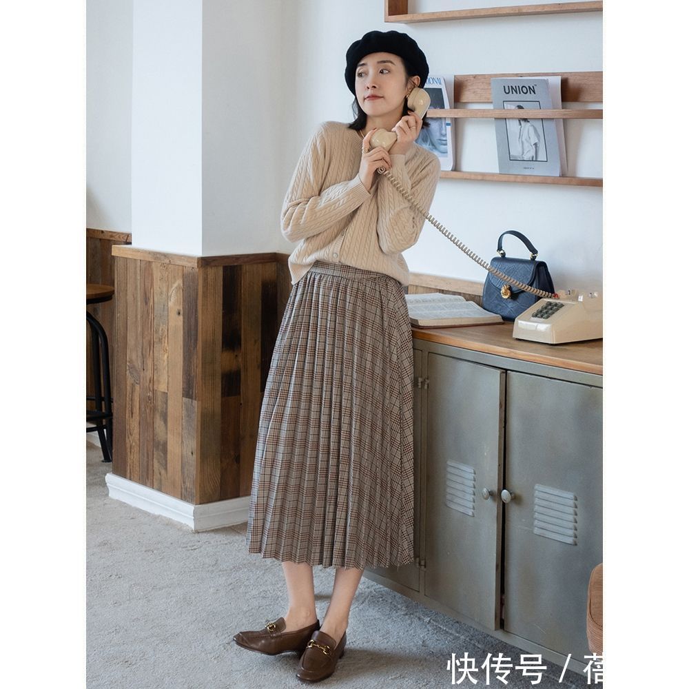 穿搭 今年火了一种穿搭,叫“针织衫+半身裙”,不仅知性而且超有气质