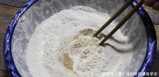 做烧饼别用水,这做法太香了,皮酥里软,空口能吃撑,比面包都香