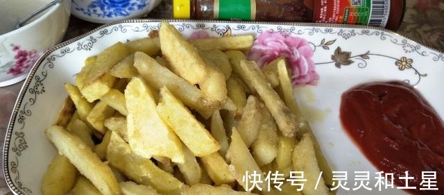 番茄酱|女儿和她朋友在家炸薯条,蘸上番茄酱,外酥里嫩,酸甜可口真美味!