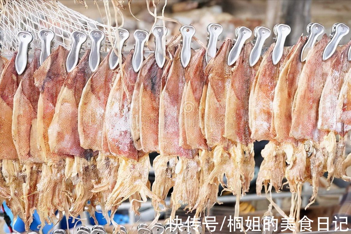 泡发干鱿鱼，只用水泡可不行，加入2样东西，泡得又大又新鲜