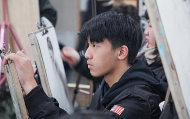 同学们$美术生“自画像”火了,老师看了直接给0分,本人和图片严重不符