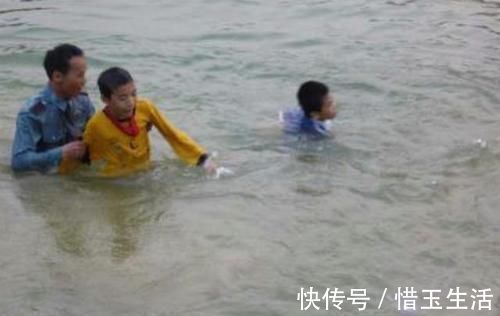 游泳|把自己落水的孩子救上岸边后，被其他家长质问：为什么不救我孩子