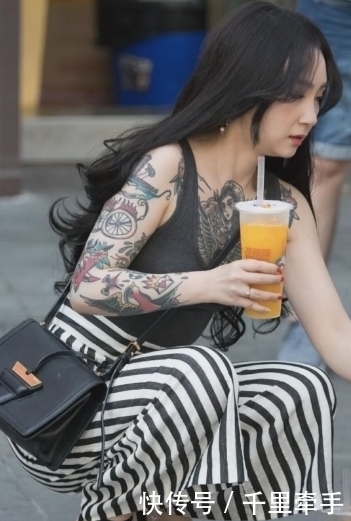 诱人|街拍:一位微胖美女穿着吊带,性感诱人,成为路人的焦点