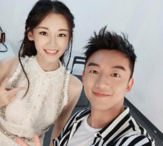 苗苗《奔跑吧》出场时,蔡徐坤带头起身欢迎,宋雨琦却慢慢悠悠