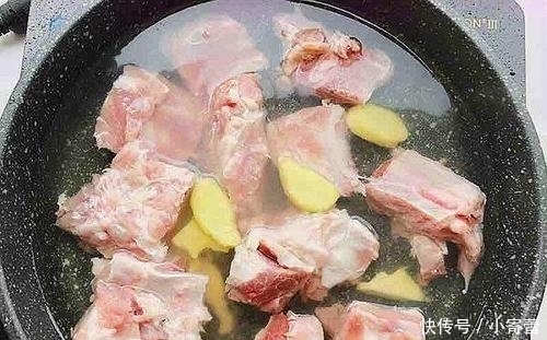 为啥排骨焯水后又腥又臭?看到大厨操才明白,原来用错“水”了