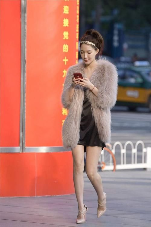 街拍美女：白色的百褶短裙清新减龄，很适合这种气质的女生去穿搭