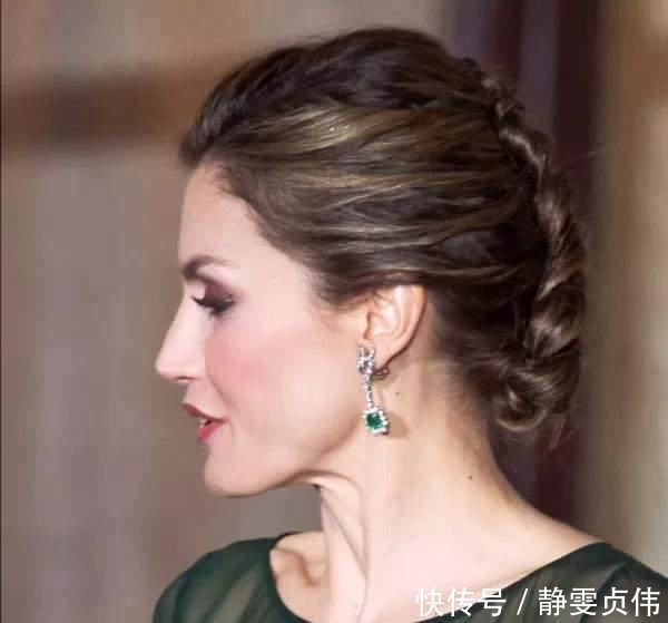 莱蒂齐亚王后的这套造型色彩协调真好,搭配祖母绿耳环,惊艳万分