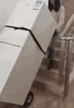 |搞笑GIF:哎呀,镜子里的帅哥是谁啊,太帅了吧,哈哈