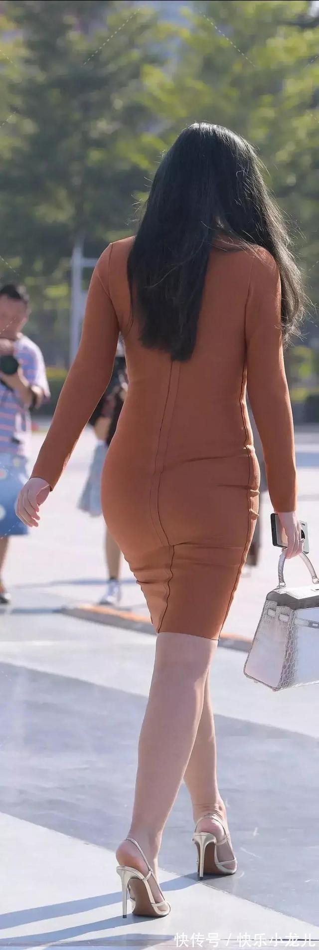 知性 连衣裙知性又俏皮,少不了休闲裤装的修饰,气质优雅