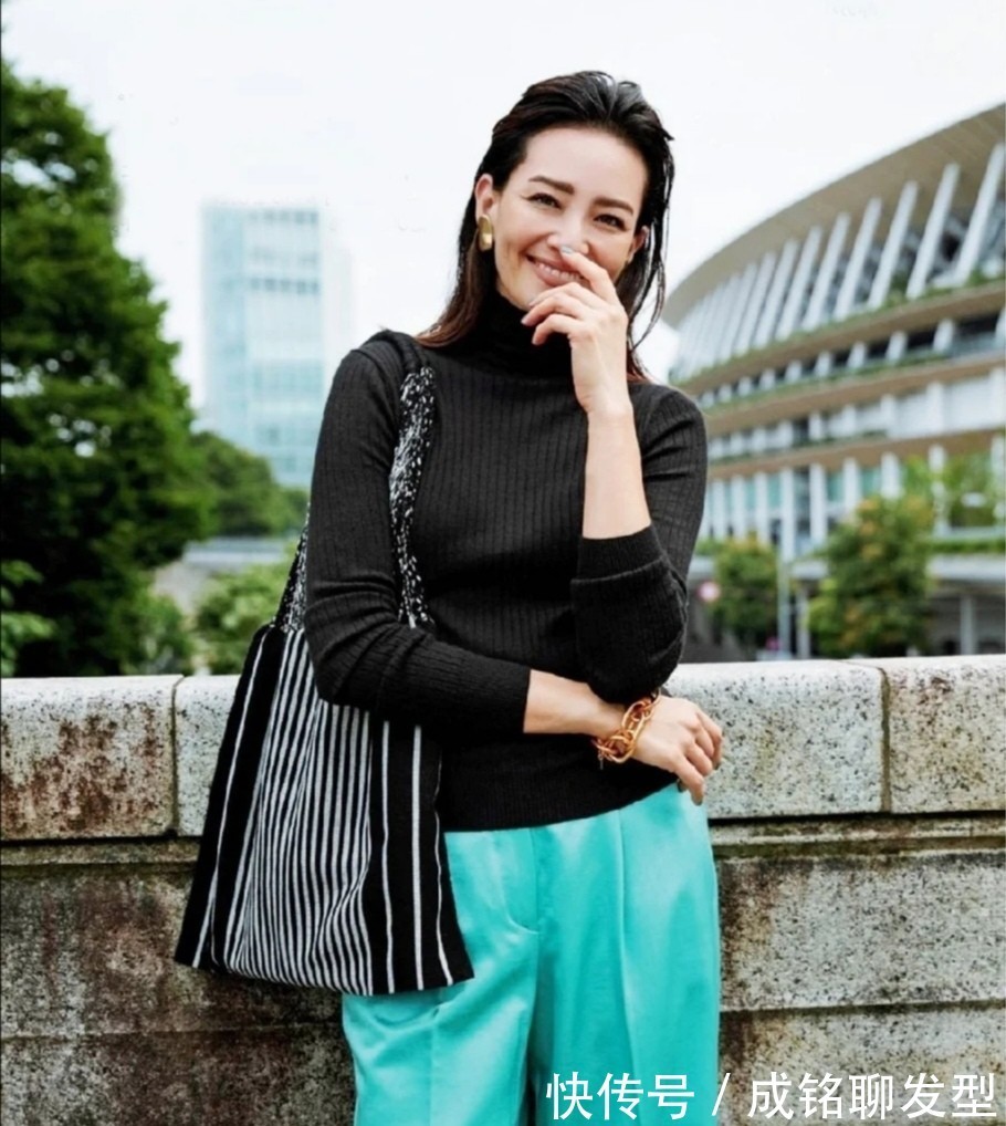 冬天|四十岁的女人冬天少穿黑色,这种颜色不仅显白,减龄更有高级感