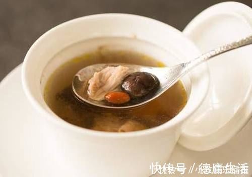 浸泡|炖鸡汤时,直接炖还是先焯水?都不对,多做一步,鸡肉嫩鸡汤鲜