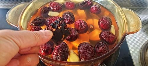 它是“穷人的阿胶”，一碗才2块钱，每天吃一点，补血养气不显老