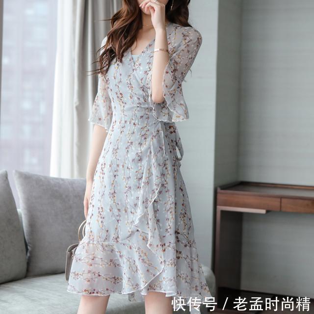 雪纺|简约的碎花连衣裙,让你无时无刻都走在时装秀的舞台上