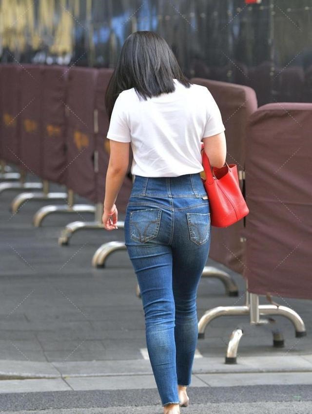 搭配 白t恤搭配牛仔裤,简洁大气,配上红色大手包,时尚大方!