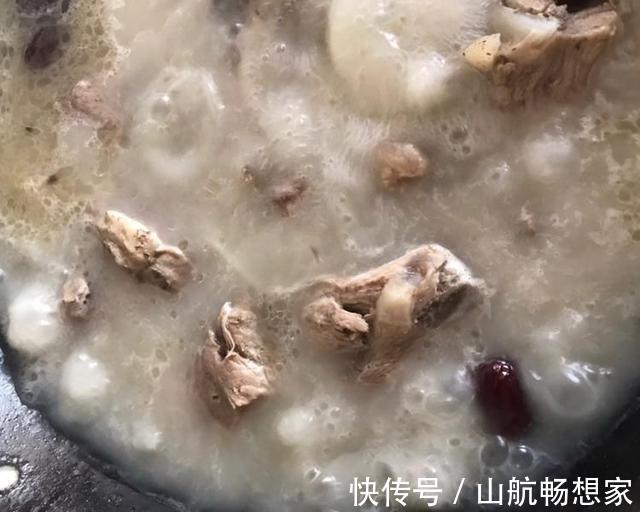 骨头|面馆骨头汤里加了什么?喝起来特别香浓,多方打听,我才知道原因