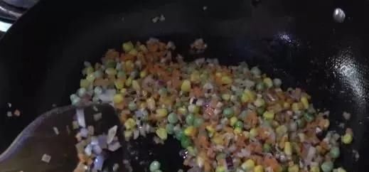  好吃|想吃烧麦不用买，教你在家做，皮薄馅大，比店里的更好吃